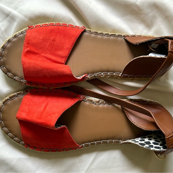 Old Navy Coral Sandals: Size 8 - Picture 4 of 5